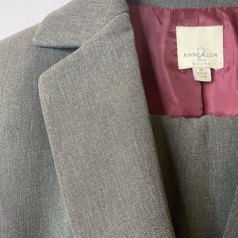 Anne Klein Women’s size 10 straight leg suit